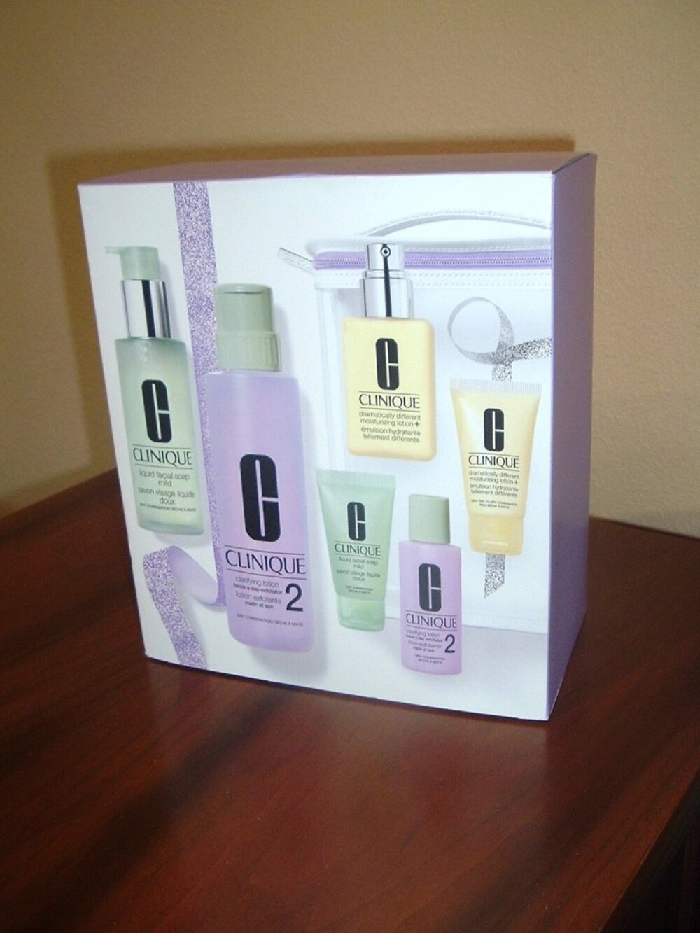 Clinique Gift Set 8 Pc (Large sizes+travel sizes) Facial soap, Clarifying, Moist - Picture 2 of 8